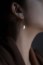 Load image into Gallery viewer, EVELYN Baroque Pearl Earrings
