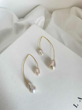 Load image into Gallery viewer, EVELYN Baroque Pearl Earrings