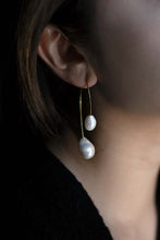 Load image into Gallery viewer, EVELYN Baroque Pearl Earrings
